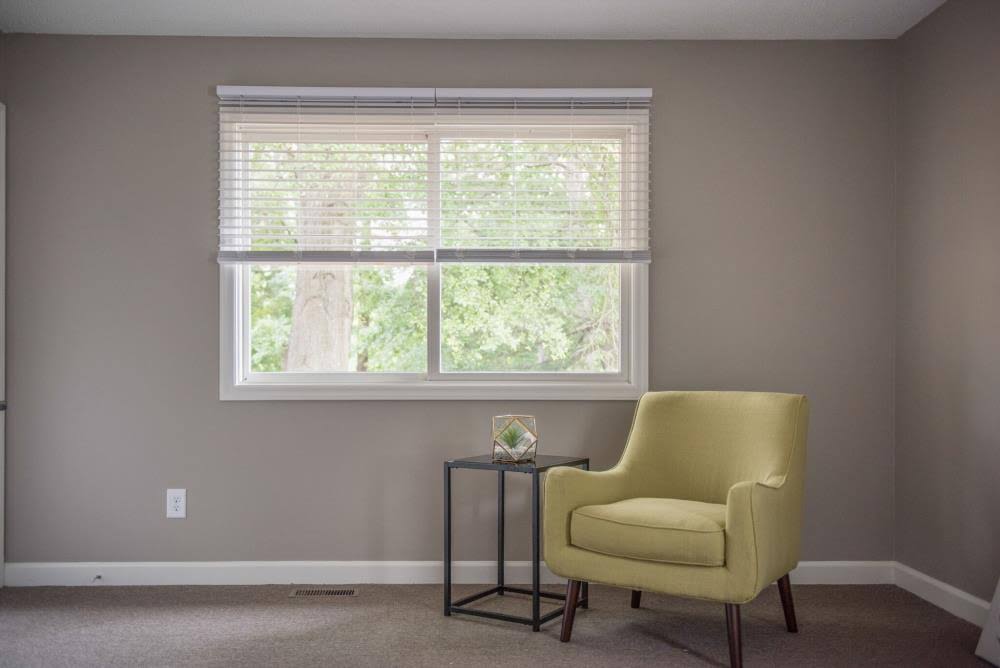 Cordless Soft White Faux Wood Room Darkening Blinds N4741