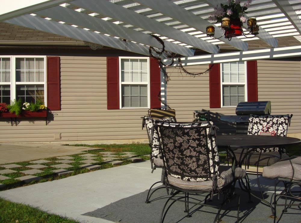 Green Pine Louvered Vinyl Exterior Shutters 2-Pack N600