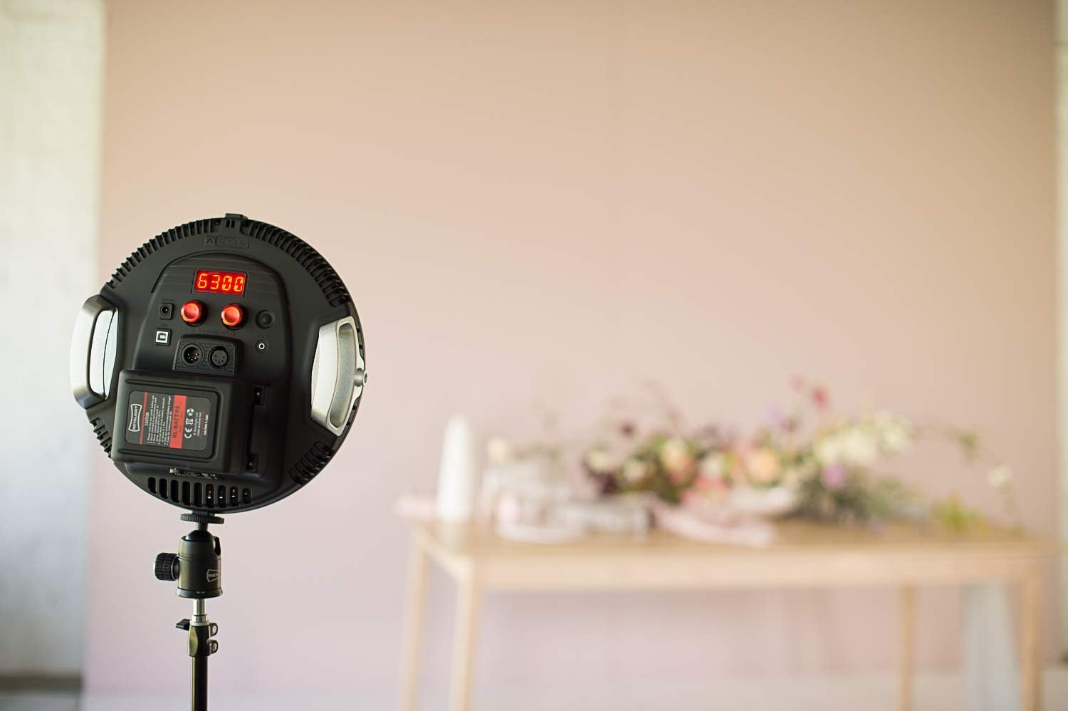 Bi-Color Continuous LED Light & High-Speed Sync Flash H915211